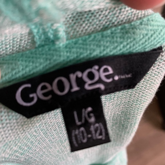 Nice light hoodie green too short for me 😭 - Picture 2 of 6